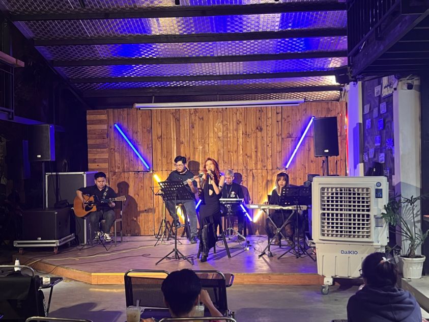 Biểu diễn live band trong không gian ấm cúng