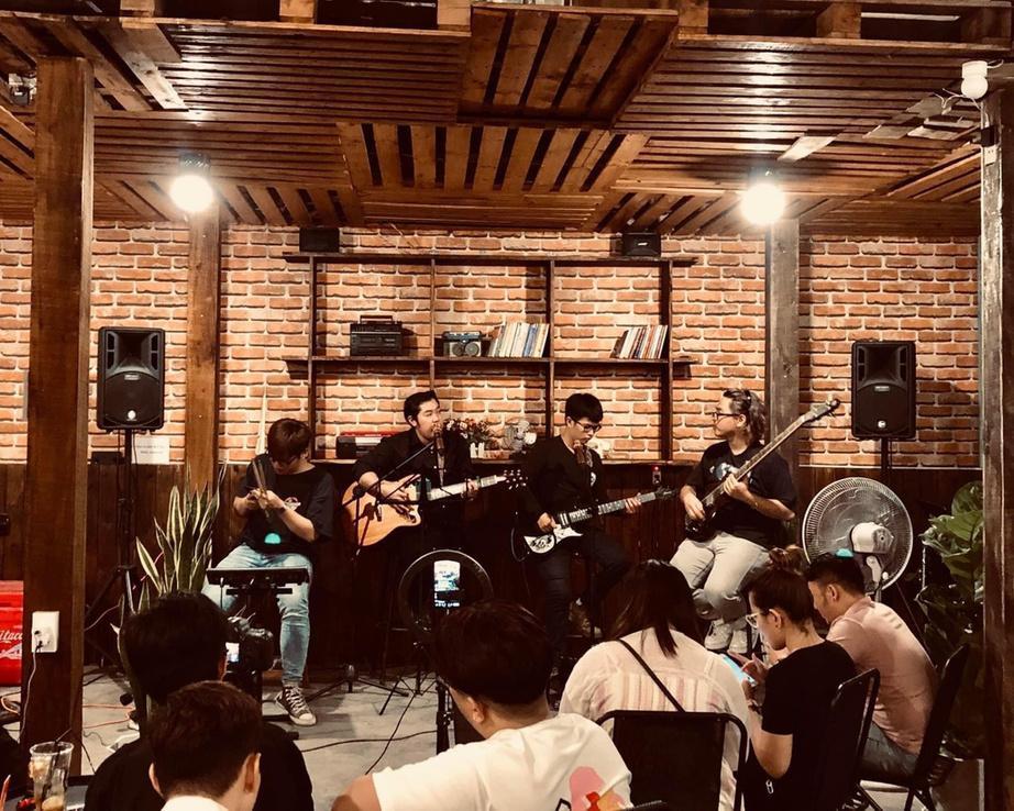 Biểu diễn trong không gian nhà hàng